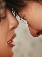 Mặt Trời Treo Giữa Bầu Trời