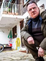 Nhìn Xuống Vực Thẳm